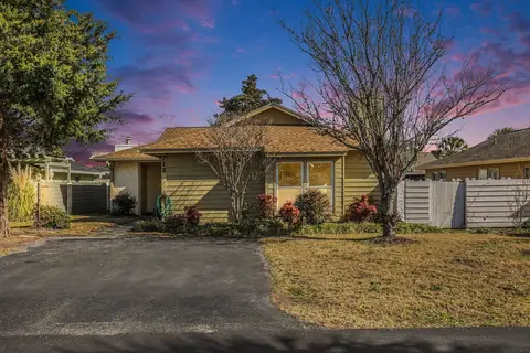 718 Live Oak Dr., North Myrtle Beach, SC